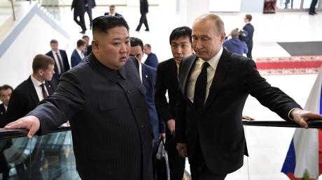 Etwas Distanz war spürbar beim ersten Treffen zwischen dem nordkoreanischen Diktator Kim Jong Un und dem russischen Präsidenten Wladimir Putin.  	 	