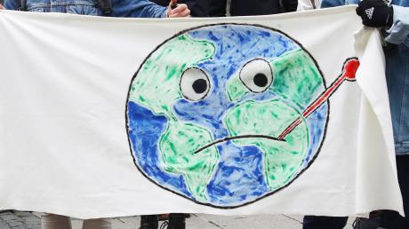 Die Erde ist krank – mit dieser Botschaft gehen Woche für Woche Jugendliche auf die Straße, um auf den Klimawandel aufmerksam zu machen. 	 