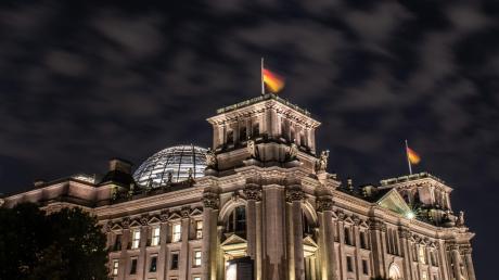 Dunkler Himmel, düstere Vorahnungen – die Große Koalition in Berlin gerät an verschiedenen Fronten unter Beschuss.