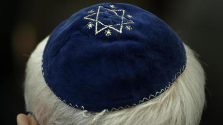 Ein Mann mit Kippa in einer Synagoge. Die Zahl antisemitischer Straftaten ist bundesweit stark gestiegen.