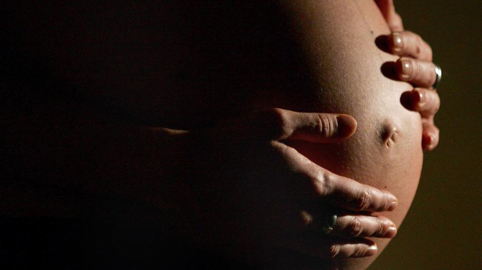 Augsburg: Schwangere kann Wohnungstür nicht öffnen und bringt Kind ohne Hilfe zur Welt