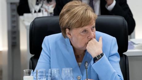 Kanzlerin Angela Merkel bei ihrer ersten Arbeitssitzung beim G20-Gipfel in Japan. 