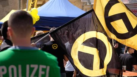 An einer Versammlung der rechtsextremen Identitären Bewegung, Regionalgruppe "Wackre Schwaben", mit Neofaschist Martin Sellner in Dasing hat unter anderem auch AfD-Kreisrat Simon Kuchlbauer teilgenommen.