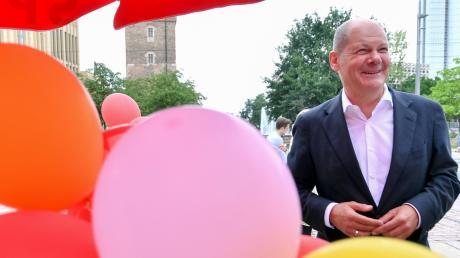 Rosarote Ballons sorgen für Farbtupfer bei einem Wahlkampfauftritt von Minister Olaf Scholz. Jetzt ist klar: Der Mann will SPD-Chef werden. 