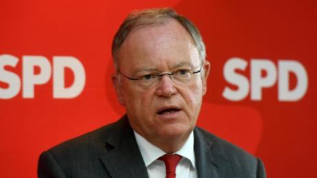 Niedersachsen Ministerpräsident Stephan Weil tritt bislang nicht an, aber kritisiert das Auswahlverfahren um den SPD-Vorsitz.