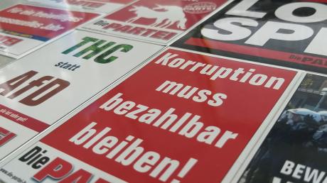 THC statt AfD, Korruption muss bezahlbar bleiben: Manche Plakate der „Partei“ sind hart an der Schmerzgrenze.