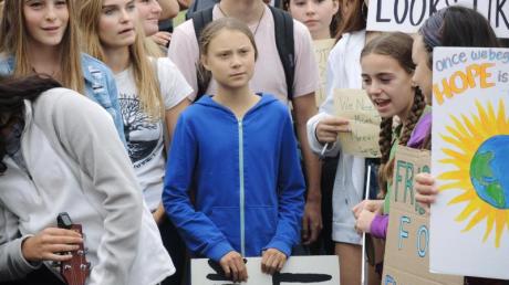 Die schwedische Umweltaktivistin Greta Thunberg (M.) bei einer Demonstration für mehr Klimaschutz vor dem Weißem Haus.