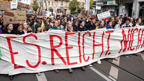 Der Demonstrationszug von Fridays for Future zieht durch die Berliner Innenstadt.