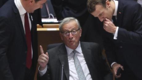 Sein letzter EU-Gipfel: Jean-Claude Juncker (M.), Präsident der Europäischen Kommission, spricht mit dem luxemburgischen Premier Xavier Bettel (l.) und Frankreichs Präsident Emmanuel Macron.