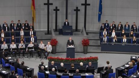 Wolfgang Schneiderhan, Prädident des Volksbundes Deutsche Kriegsgräberfürsorge, spricht bei der zentralen Gedenkfeier zum Volkstrauertag im Bundestag.