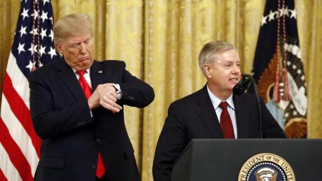 Senator Lindsey Graham (rechts) spielt im Impeachment-Verfahren gegen Donald Trump eine wichtige Rolle. Demonstrativ stellt er sich an die Seite des Präsidenten.