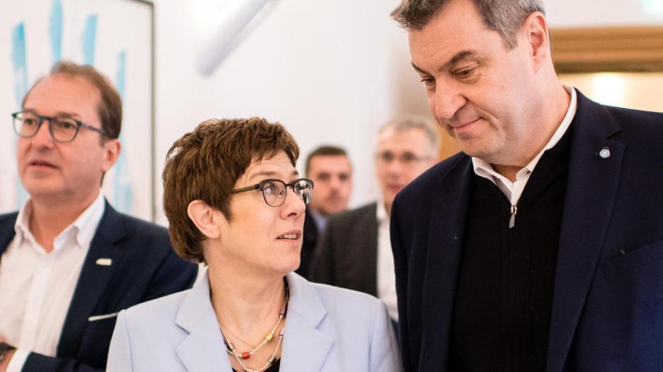 Parteivorsitzende Annegret Kramp-Karrenbauer, Markus Söder mit Landesgruppenchef Alexander Dobrindt (links): Die CDU-Chefin nimmt den nicht abgesprochenen Vorstoß des bayerischen Ministerpräsidenten mit Humor. 
