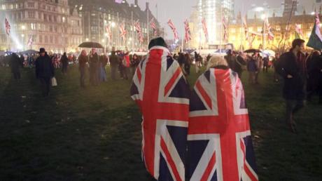 Brexit-Anhänger laufen mit der britischen Nationalflagge über den Parliament Square in London.