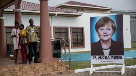 2018 in Accra, Ghana: Ein Plakat weist auf den Besuch von Bundeskanzlerin Angela Merkel hin. 