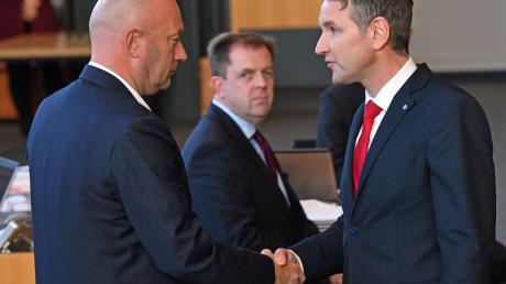 Umstrittener Handschlag: Björn Höcke (rechts) gratuliert Thomas Kemmerich.  	
