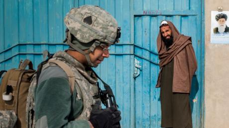 Ein US-Soldat patrouilliert in der afghanischen Provinz Wardak. Die Amerikaner wollen ihre Truppenstärke im Land deutlich reduzieren und verhandeln deshalb aktuell mit den Taliban. 