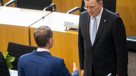 Der neu gewählte Ministerpräsident Bodo Ramelow (r., Linke), verweigert dem AfD-Fraktionschef Björn Höcke den Handschlag nach der Wahl.