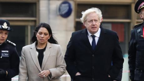 Premier Boris Johnson und seine Innenministerin Priti Patel müssen sich warm anziehen.