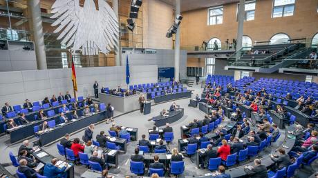 Die Koalition hat am Donnerstag im Bundestag das Gesetz gegen Rechtsextremismus und Hasskriminalität auf den Weg gebracht