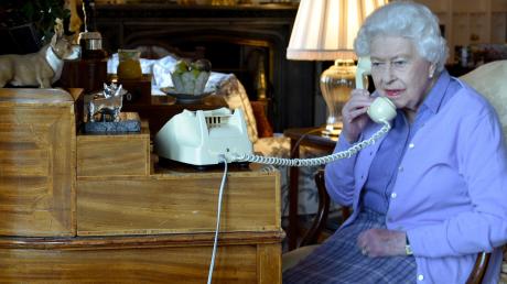 Die britische Königin telefoniert auch in diesen Zeiten traditionell. 	