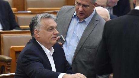 Viktor Orban (l), Ministerpräsident von Ungarn, spricht mit Lajos Kosa, Abgeordneten der Regierungspartei Fidesz.