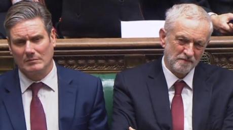 Der neue und der alte Labour-Chef: Keir Starmer (l) und Jeremy Corbyn. Starmers Wahl gilt als Zeichen der Abkehr vom stramm linken Kurs Corbyns.