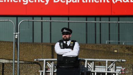 Ein Polizeibeamter steht vor dem St. Thomas-Krankenhaus im Zentrum von London, wo Premierminister Johnson auf der Intensivstation liegt.