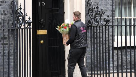 Blumen für den Amtssitz des britischen Premierministers in der Downing Street 10. Johnson selbst liegt im Krankenhaus. 	