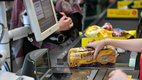 Auch Supermarkt-Kassiererinnen drohen mit der Arbeitszeitverordnung von Minister Heil 12-Stunden-Tage und Mehrarbeit