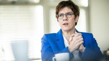 CDU-Chefin Annegret Kramp-Karrenbauer will die Lohnfortzahlung für Eltern ausweiten.