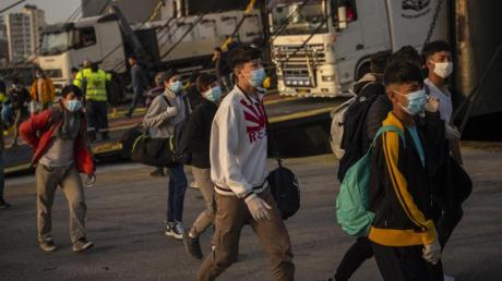 Eine Gruppe unbegleiteter Kinder aus überfüllten griechischen Flüchtlingslagern kommt am 15. April im Hafen von Piräus an. Auch in Augsburg wird die Aufnahme junger Flüchtlinge gefordert.