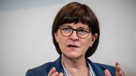 SPD-Chefin Esken fordert zum 1. Mai mehr Unterstützung für Arbeitnehmer - ob im Homeoffice oder an der Supermarktkasse. Dabei gehe es um Arbeitsschutz, aber auch um faire Löhne.