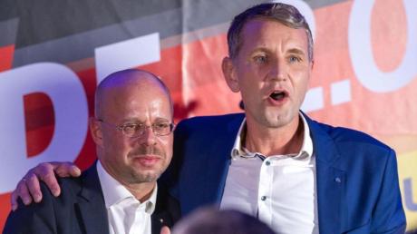 Björn Höcke, Spitzenkandidat der AfD bei der Landtagswahl in Thüringen, und Andreas Kalbitz (l), Landesvorsitzender der AfD in Brandenburg.