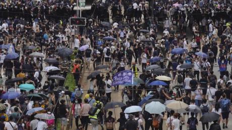 Zahlreiche Demonstranten gingen am Wochenende in Hongkong gegen Pekings geplantes Sicherheitsgesetz auf die Straße.