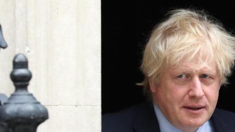 Boris Johnson verlässt seinen Amtssitz in London. Jenseits des Kanals haben die EU-Parlamentarier die Geduld mit dem britischen Premier verloren. 