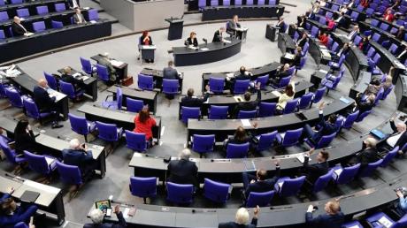 Bundestagsabgeordnete erhalten für ihr Mandat eine monatliche Aufwandsentschädigung von gut 10.000 Euro. Einige Mandatsträger verdienen darüber hinaus mit weiteren Tätigkeiten Geld.