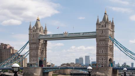 Zwei einsame Joggerinnen an der Tower Bridge in London. Premier Boris Johnson hat lange gezögert, ehe er Maßnahmen gegen Corona anordnete. Umso härter wurde das Land schließlich von der Krise getroffen.  