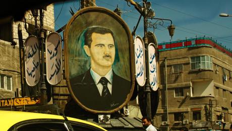 Ein Bild von Baschar al-Assad in Damaskus. Der Staatschef profitiert von Partnern im In- und Ausland - und vom Streit unter seinen Gegnern. Trotz des Krieges sitzt er fest im Sattel.