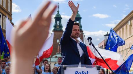 Rafal Trzaskowski bei einem Wahlkampfauftritt in Gnesen. Der Oberbürgermeister von Warschau könnte dem polnischen Präsidenten bei der Stichwahl am Sonntag gefährlich werden.  	