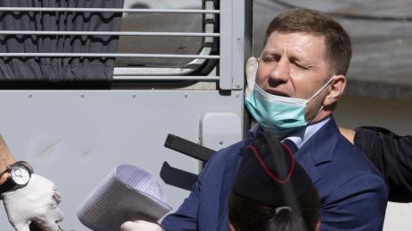 Sergej Furgal, Gouverneur von Chabarowsk, wird aus einem Gerichtssaal in Moskau geführt. In seiner Stadt gehen die Massen weiterhin auf die Straßen und demonstrieren für seine Freilassung.
