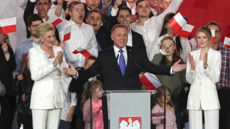 Andrzej Duda (Mitte), hier mit seiner Frau Agata Kornhauser-Duda (M, l) und Tochter Kinga (M, r) sowie einigen Unterstützern, wurde als polnischer Präsident wiedergewählt.