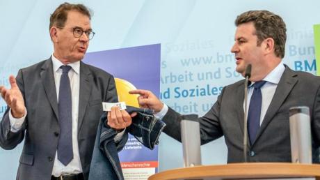 Arbeitsminsiter Heil (rechts) und Entwicklungsmminister Müller während einer Pressekonferenz zum Lieferkettengesetz in Berlin.
