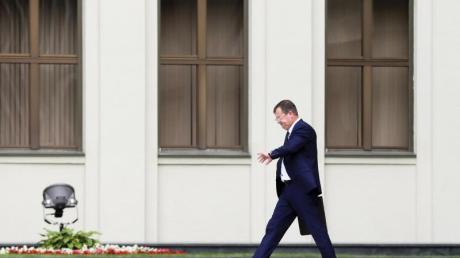Andrej Rawkow, Staatssekretär des Sicherheitsrats von Belarus, geht, nachdem er sich vor den Medien geäußert hat.