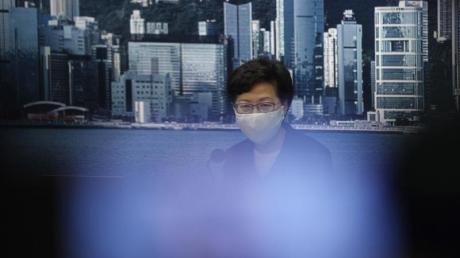 Carrie Lam, Regierungschefin von Hongkong, spricht bei einer Pressekonferenz. Die Hongkonger Regierung hat die im September geplante Parlamentswahl verschoben.