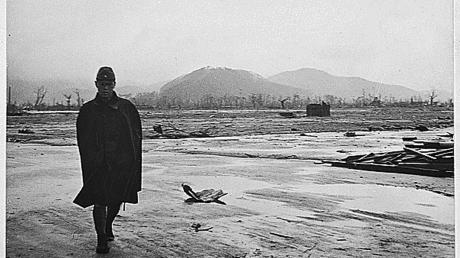 Ein japanischer Soldaten schaut im September 1945 auf die spärlichen Reste, die nach der  Atombombenexplosion von Hiroshima übrig blieben. 