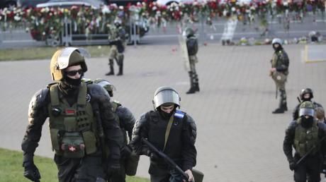 Die Polizei sperrt in Minsk ein Gebiet ab, sodass Demonstranten, die gegen die Wahlergebnisse protestieren, gestoppt werden. 
