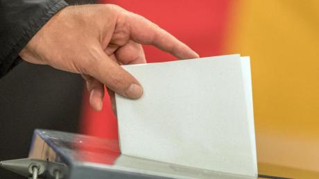 Alle vier Jahre geben die Menschen in Deutschland ihre Stimmen bei der Bundestagswahl ab - entweder per Briefwahl oder im Wahllokal.