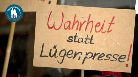Pegida-Anhänger hielten in Villingen-Schwenningen das Schild "Wahrheit statt Lügenpresse!" hoch.