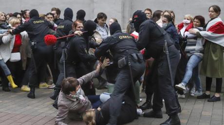Polizisten gehen in Minsk gegen Demonstranten vor.