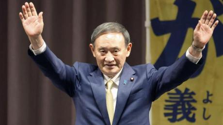 Suga war fast acht Jahre lang als Kabinettssekretär Abes rechte Hand.